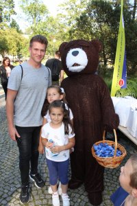 Pamiątkowe zdjęcie z niedźwiadkiem